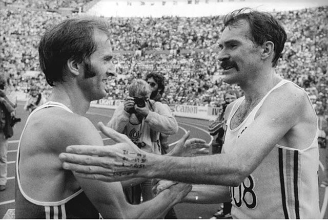 Australske Robert de Castella (til høyre) tok blant annet VM-gull på maraton i 1983 og hadde verdensrekorden på maraton fra 1981 til 1984 med tiden 2.08.18. (Foto: wikipedia/Rainer Mittelstädt)