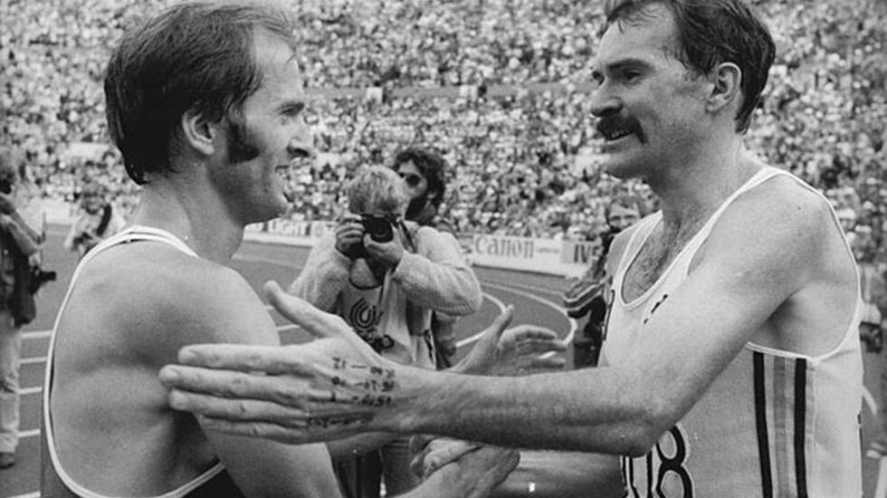 Australske Robert de Castella (til høyre) tok blant annet VM-gull på maraton i 1983 og hadde verdensrekorden på maraton fra 1981 til 1984 med tiden 2.08.18. (Foto: wikipedia/Rainer Mittelstädt)