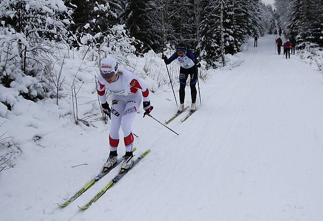 Så tett var det mellom Inger Hegstad Krüger, Lyn Ski foran, og  Brita Cecilie Mustad i den siste nedoverbakken med drøye 200 meter igjen. Foto: Heming Leira