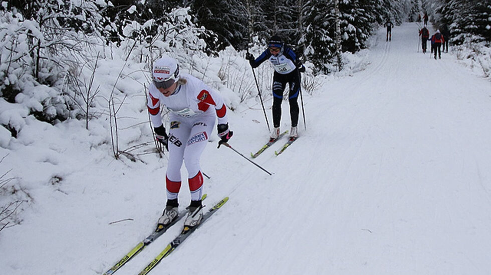 Så tett var det mellom Inger Hegstad Krüger, Lyn Ski foran, og  Brita Cecilie Mustad i den siste nedoverbakken med drøye 200 meter igjen. Foto: Heming Leira