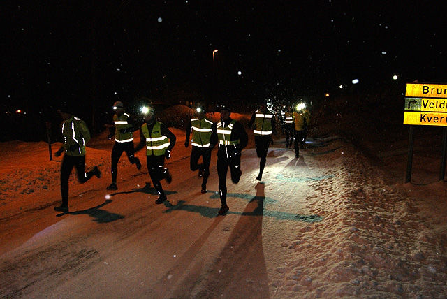 16 løpere la avgårde motsols på Nordhagarunden tirsdag kveld. (Foto: Stein Arne Negård)