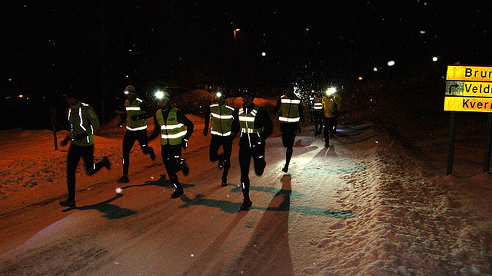 16 løpere la avgårde motsols på Nordhagarunden tirsdag kveld. (Foto: Stein Arne Negård)