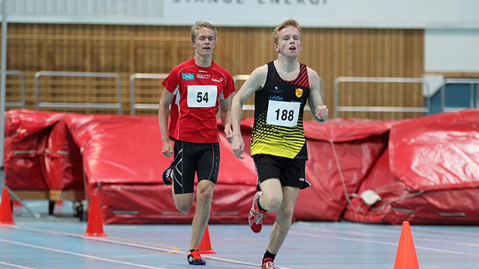 Martin Grønvold var i føringen i alle de sju og en halv rundene i Stangehallen lørdag. Her er det Erik Houm fra Gausdal FIK som prøver å følge Ren-Eng-løperen.