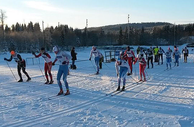 Fra starten på turrennet i Nybygda lørdag morgen med bare 20 løpere på start. (Arrangørfoto)