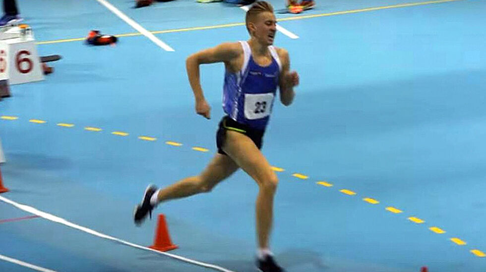 Even Brøndbo Dahl men en runde igjen på sin jevne 800 m  i Stangehallen søndag. (Foto: Sigurd Ruud Skjeseth) 