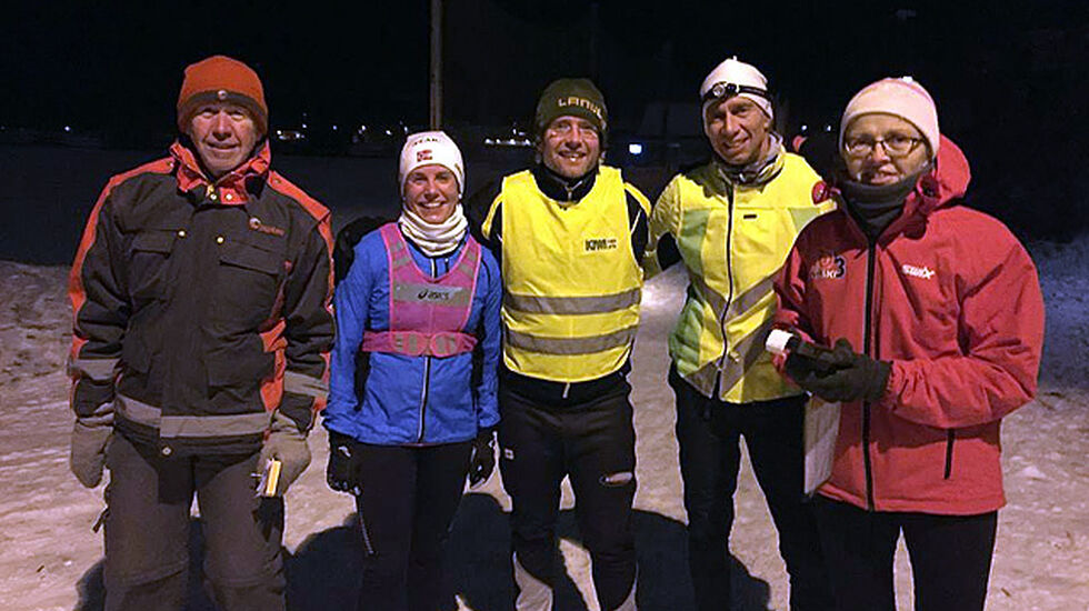 Et knippe ekte vinterjoggere flankert av arrangørene Jan Olav Tuterud og Gunhild Ljones etter målgang ved Presterudhallen. (Foto: Pål-Erik Langøigjelten)