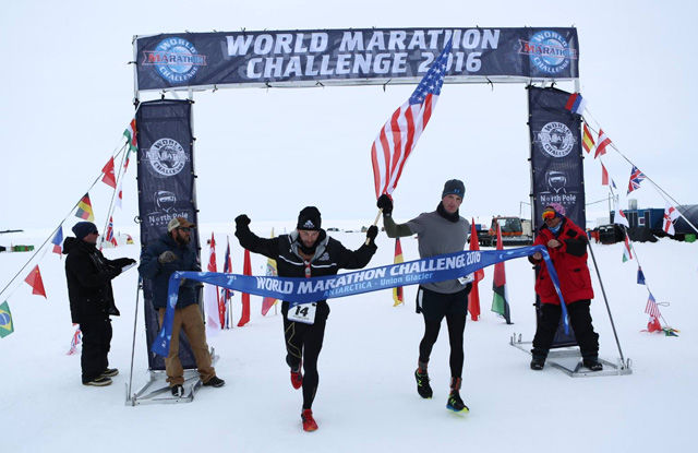 Calum Ramm og Daniel Cartica løper samlet inn til seier i første av de syv maratonene i World Marathon Challenge i Antartica. Foto: Arrangøren