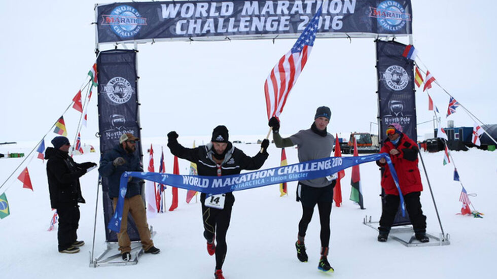 Calum Ramm og Daniel Cartica løper samlet inn til seier i første av de syv maratonene i World Marathon Challenge i Antartica. Foto: Arrangøren