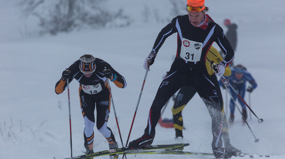 Kjetil Tyrom til høyre og toeren Espen Aleksander Sørlie kjemper seg opp mot Rogstadbakkvollen på hver sin måte lørdag. (Foto: Øivind Larsen)