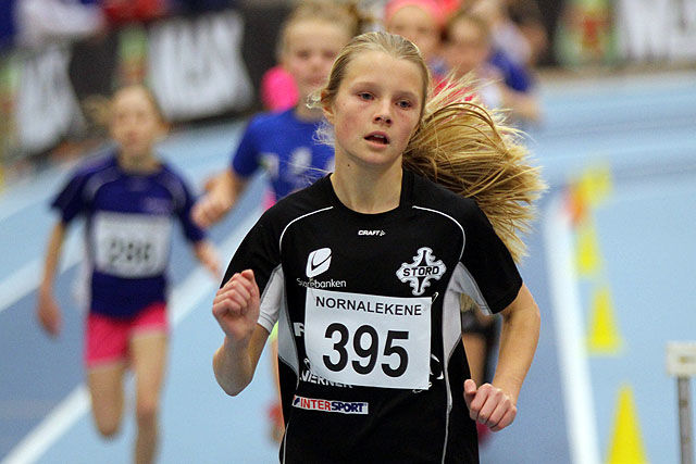Ida Holm Neset fra Stord IL vinner klasse 13 år på 600 meter
