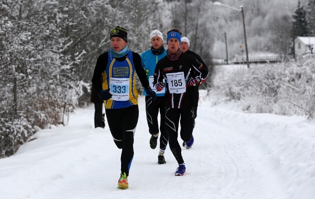 Tetgruppa etter en kilometer med Keino Valstad i tet foran den senere vinneren Glenn Røisgaard (foto: Bjørn Hytjanstorp)