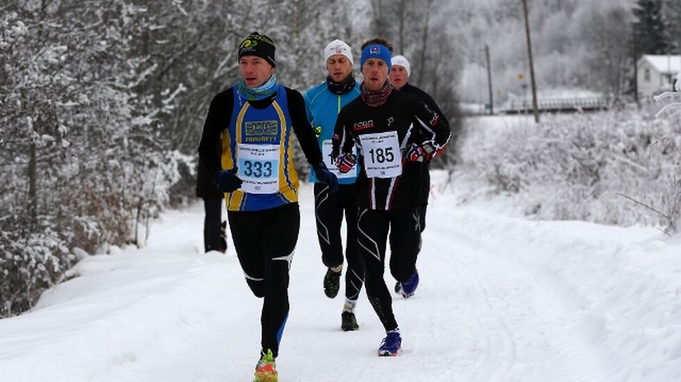 Tetgruppa etter en kilometer med Keino Valstad i tet foran den senere vinneren Glenn Røisgaard (foto: Bjørn Hytjanstorp)