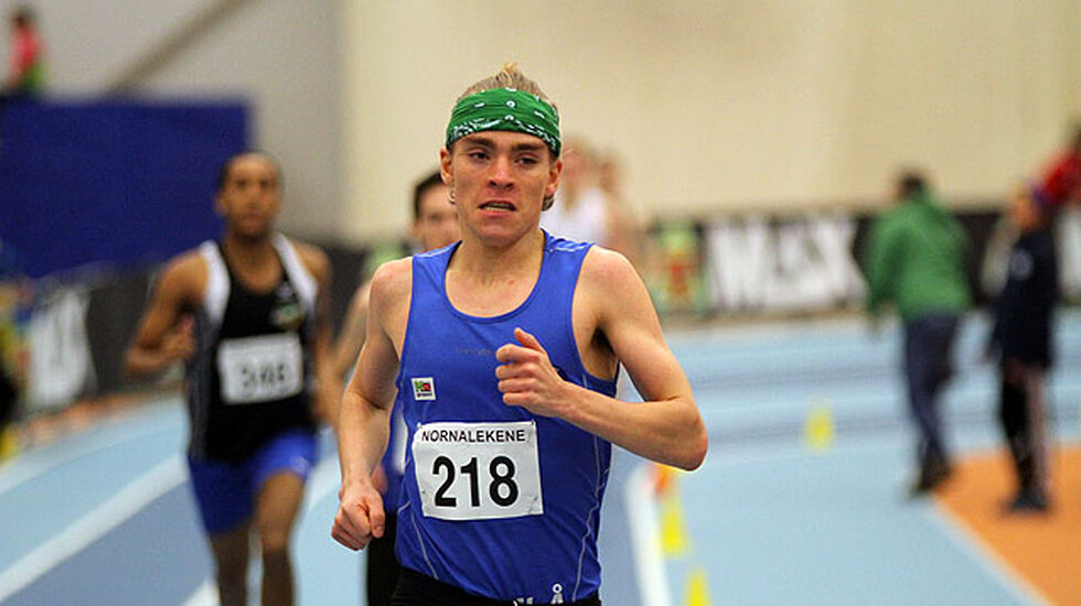 Jens Larsen Åstveit i tet gjennom 800 meter