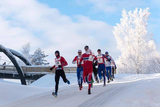 Fra løpsdelen som innledet vintertriatlon, Monsen i norsk drakt i front (arrangørfoto).