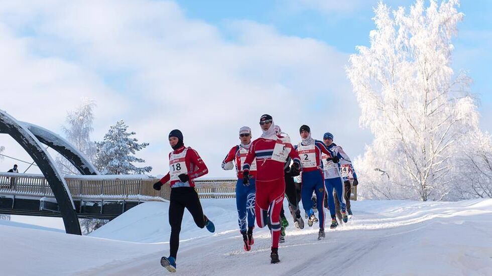 Fra løpsdelen som innledet vintertriatlon, Monsen i norsk drakt i front (arrangørfoto).