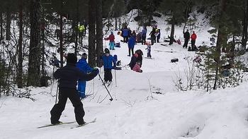 Bilde av barn på ski.