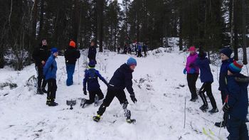 Bilde av barn som bygger skihopp.