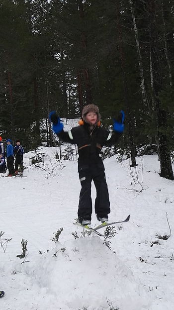 Bilde av gutt som hopper på ski.