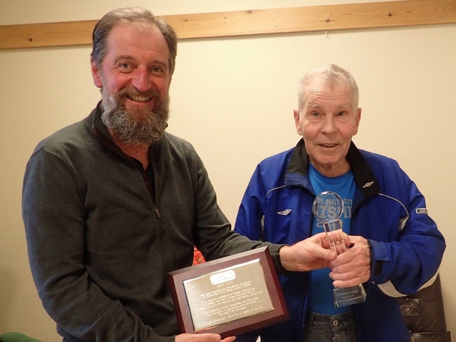 Geir Frykholm fra Ultraløpsutvalget overrekker utmerkelsene til Per Lind (foto: Olav Engen)
