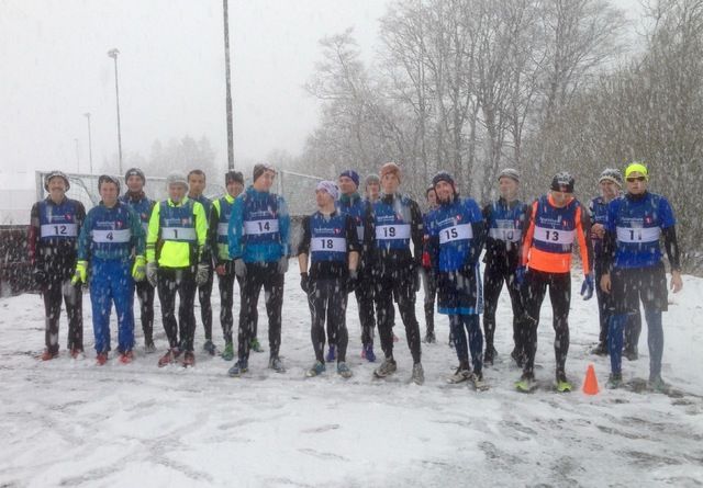 Startfeltet på dagens løp i Volda. Det snødde godt og løperne måtte bakse avgårde i slapseføre. Men, heldig vis, det blåste lite.