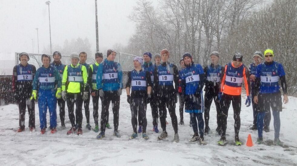 Startfeltet på dagens løp i Volda. Det snødde godt og løperne måtte bakse avgårde i slapseføre. Men, heldig vis, det blåste lite.