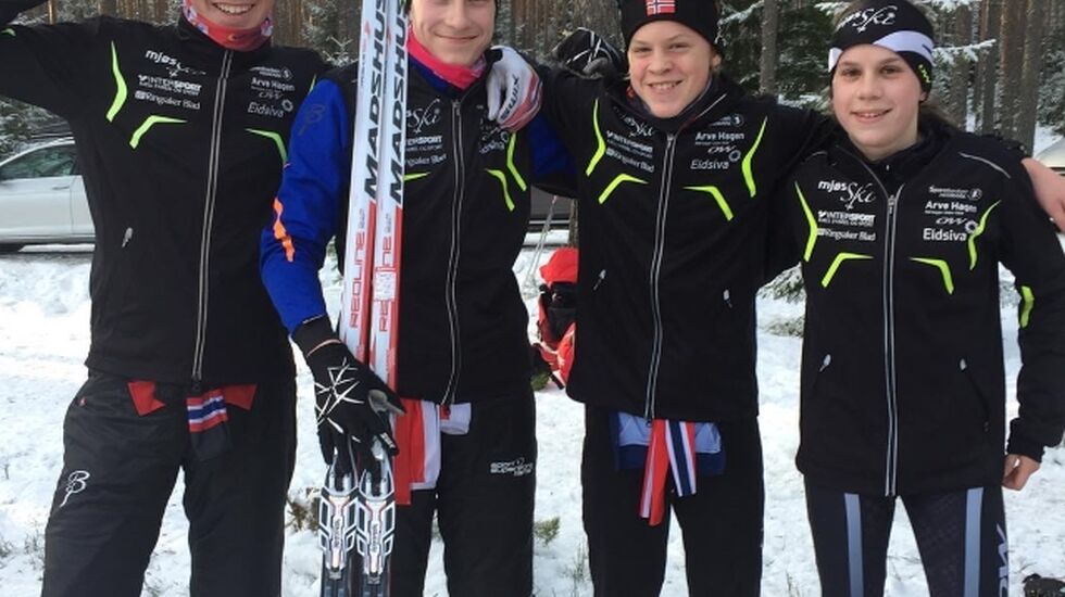 Mjøsski tapetserte pallen i klasse G15 ved (fra v) Mats Opsal (sølv), Jonas Vika (gull) og Lars R. Brynestad (bronse). Til høyre klubbvenninna Ida Benjaminsen som ble nr. 4 i J15. (Foto: Kari Mette Vika)