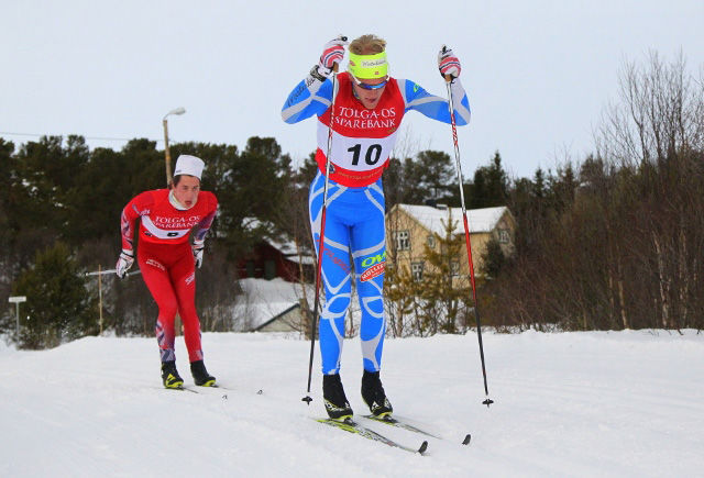 Senioren Tore Leren fra Tolga IL var dagens raskeste på 10 km. Her fulgt av beste junior, Petter Vangen Lunåsmo fra Tynset IF. (Foto: Henning Smedås, IL Nansen)