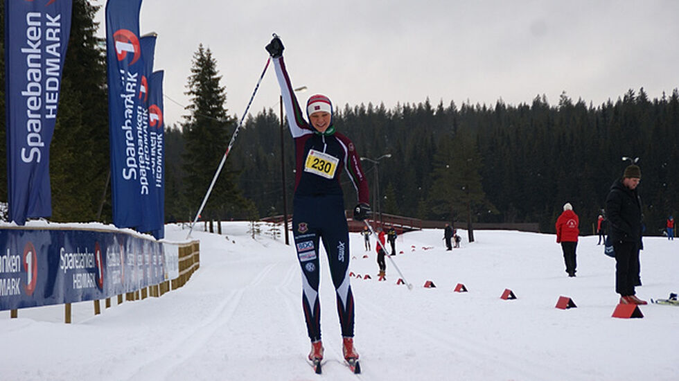 Stenfjellrunden har vært Hedmarks største turrenn og kondisjonsarrangement målt i aktive deltakere i over ti år. Her er det Vangs egen Ragnhild Hafsahl Karset som jubler for seieren i 2016. (Foto: Stein Arne Negård) 