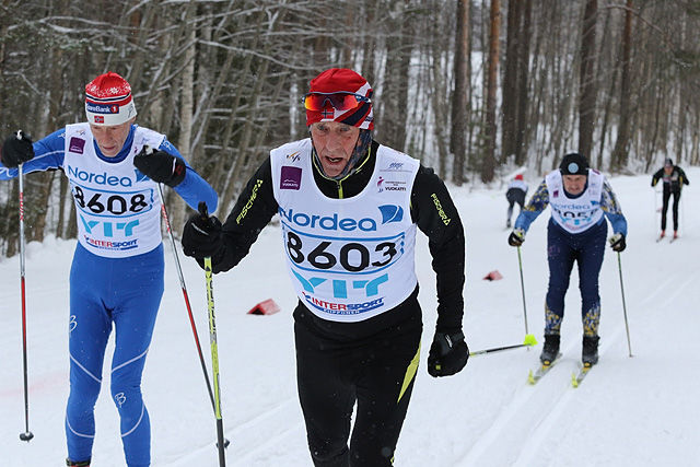 Ola Kvaale (8603) og Richard Kringhaug (8608) på veg til 3. og 4. plass på 15 km klassisk i klasse M9 (70-74 år) i de finske skoger lørdag. (Arrangørfoto)