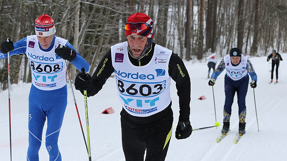 Ola Kvaale (8603) og Richard Kringhaug (8608) på veg til 3. og 4. plass på 15 km klassisk i klasse M9 (70-74 år) i de finske skoger lørdag. (Arrangørfoto)