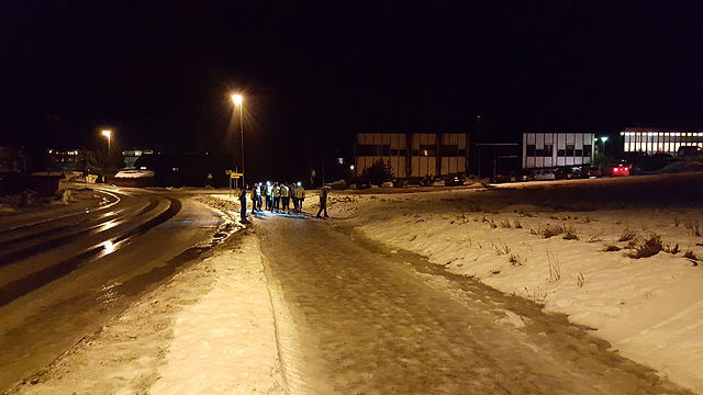 Nei, dette er ikke en gruppe som venter på bussen i Byflaten, men feltet i sesongens nest siste løp i Snøkuten. (Foto: Stein Arne Negård)