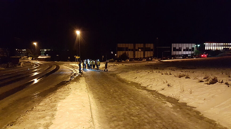 Nei, dette er ikke en gruppe som venter på bussen i Byflaten, men feltet i sesongens nest siste løp i Snøkuten. (Foto: Stein Arne Negård)