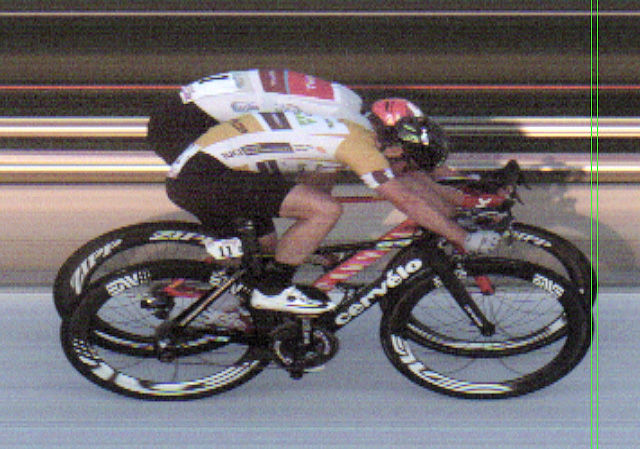 Knepen seier: Det måtte finstudering til av målbildet før Alexander Kristoff kunne kåres til vinner av femte og siste etappe. Cavendish med gulltrøya er nærmest, mens Kristoff er lengst fra kameraet.
