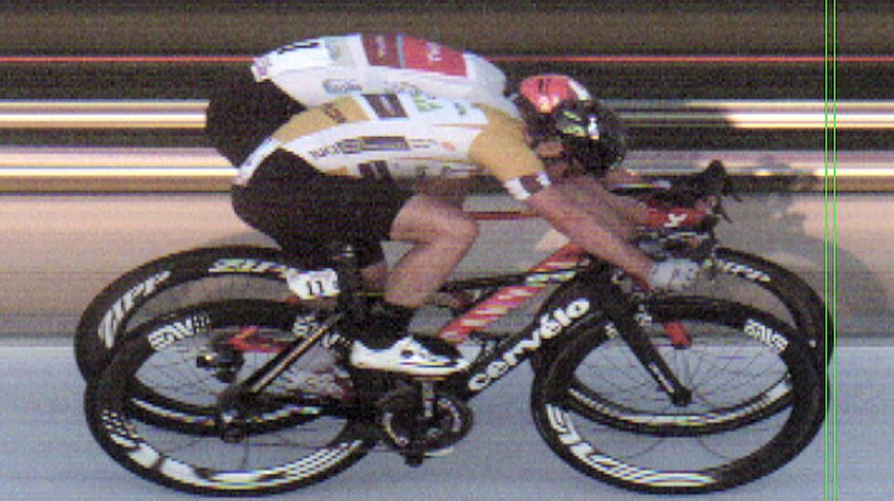 Knepen seier: Det måtte finstudering til av målbildet før Alexander Kristoff kunne kåres til vinner av femte og siste etappe. Cavendish med gulltrøya er nærmest, mens Kristoff er lengst fra kameraet.