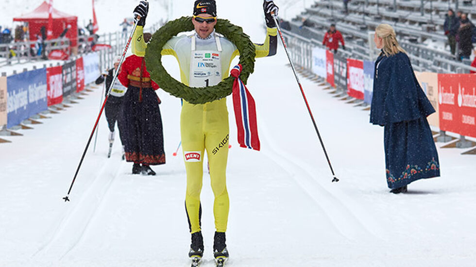 Arne Post går i mål som suveren vinner i Holmenkollmarsjen (foto: Stian Schløsser Møller).