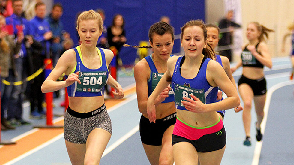 Mariell Hellestveit, Kristiane Sekkingstad Terum og Evie Kalnes Dencker kjemper om seieren i heatet.