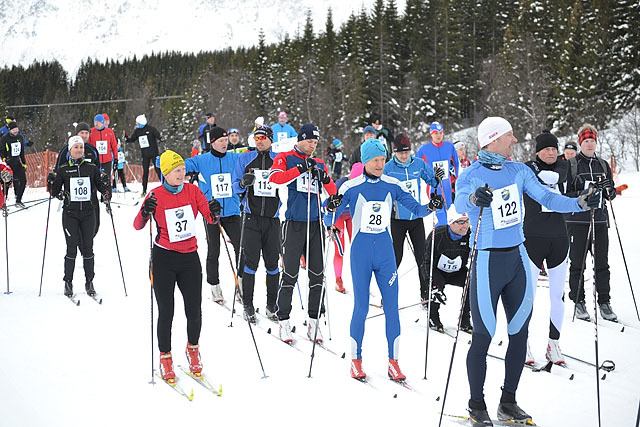 Startfelt med bl.a. nr.28 Aage Bottolfsen, en av fire i klasse 61-65 år som hevdet seg bra. Foto: Arrangøren