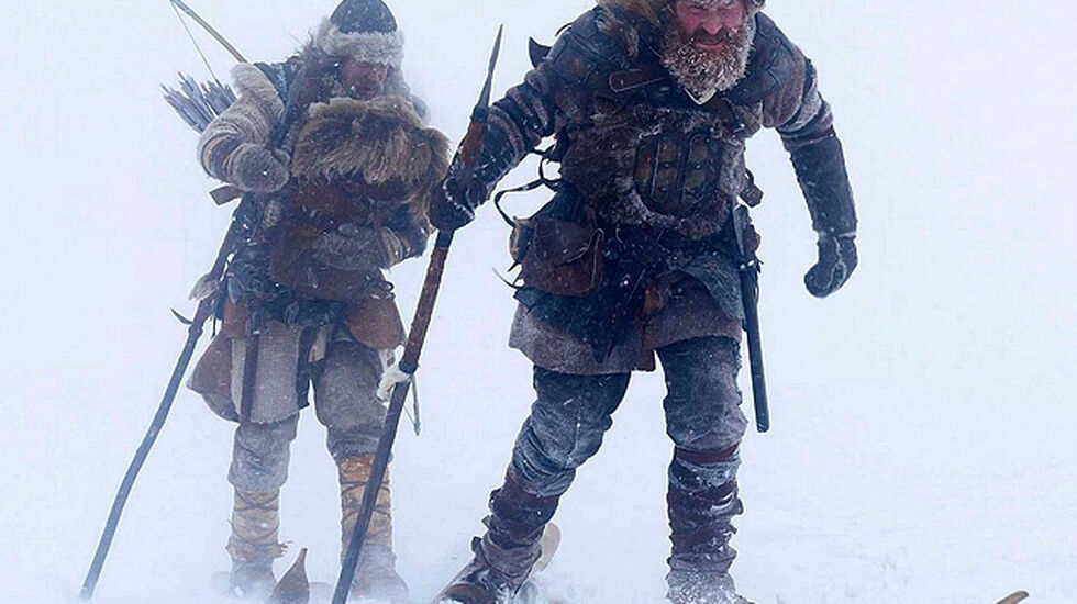 Kristofer Hivju og Jacob Oftebro (med kongssønnen) i kamp med elementene i storfilmen Birkebeinerne. (Promobilde fra filmen)