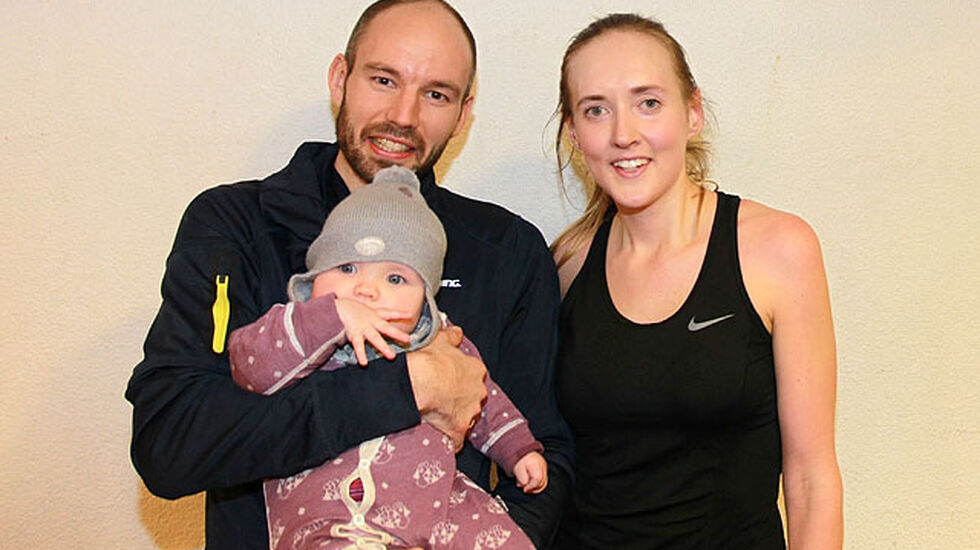Ultrafamilen: John Henry Strupstad og Kjersti Lerkerød preget Bislett 50 km mens Alma på fem måneder hadde en langdag under tribunene på Bislett. (Foto: Kjell Vigestad)