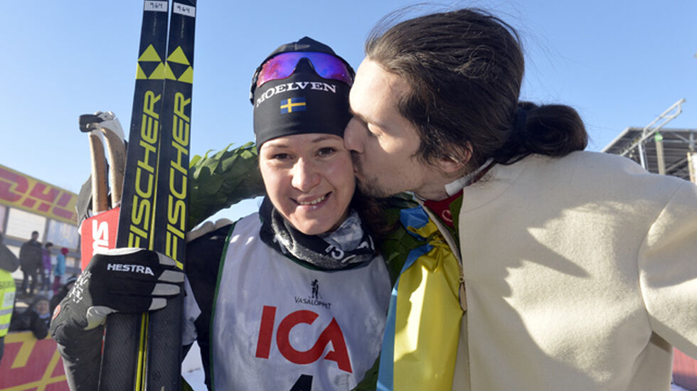 Britta Johansson Norgren får seierskysset av kransmasen Johan Wellert (Foto: Vasaloppet/Nisse Schmidt)