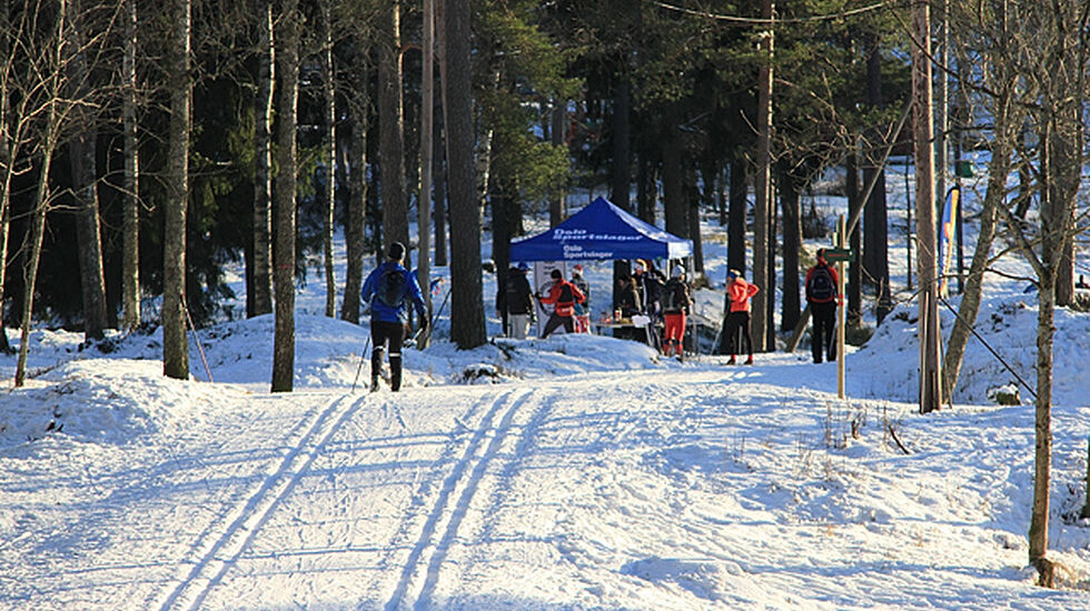Etter å ha gått 100 km på ski var det nok en glede for alle deltakerne å komme til mål. (Foto: Lasse Wilhelmsen)