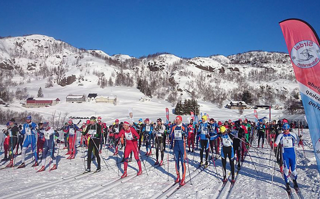 Fra starten på helmaraton kl 1030 lørdag formiddag. (Arrangørfoto) Fra starten på helmaraton kl 1030 lørdag formiddag. (Arrangørfoto)