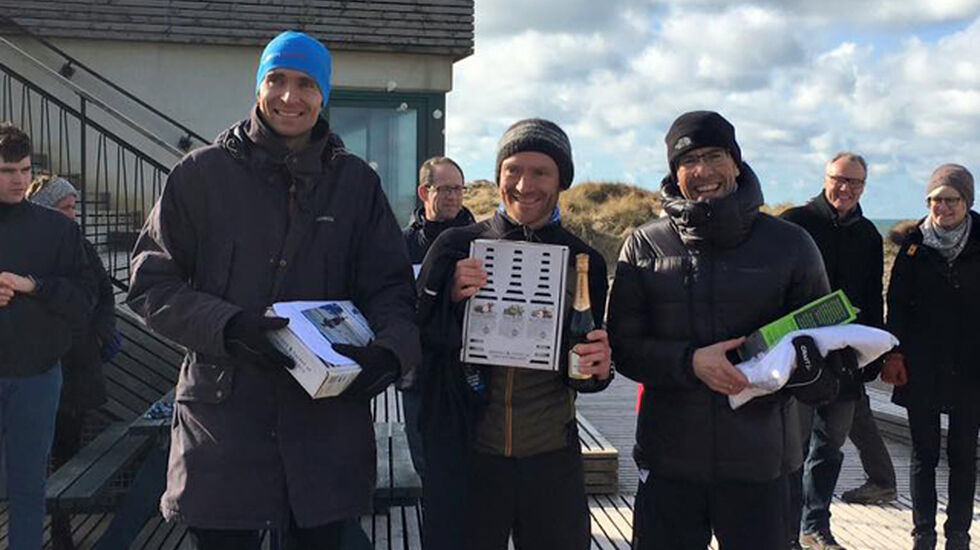 Vinnerne av 11-kilometeren: Claus Emtekjær (f.v), Simon Grimstrup og Svein-Erik Bakke på premiepallen. (Foto: privat) 
