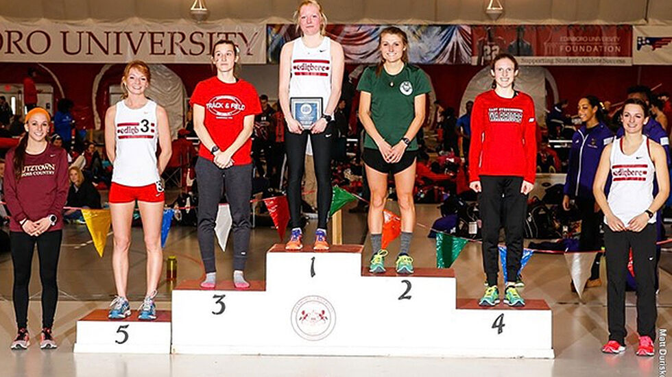 Ida Meli Narbuvoll øverst på pallen etter 3000 m søndag. (Foto: Edinboro University)