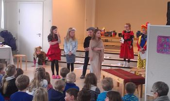 Bilde av barn som dramatiserer eventyr