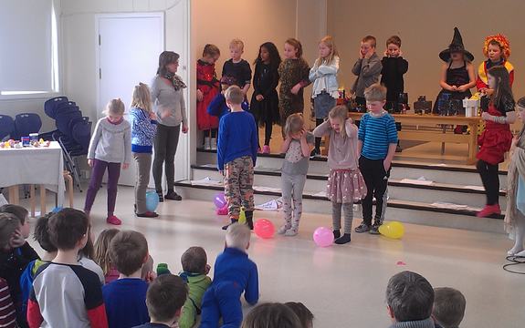 Bilde av barn som leker ballonglek