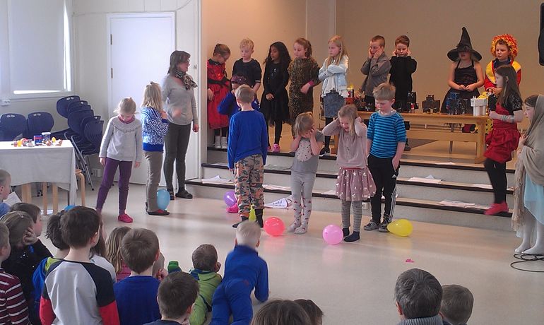 Bilde av barn som leker ballonglek