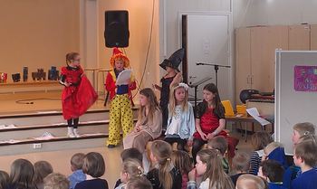 Barn leser eventyr.