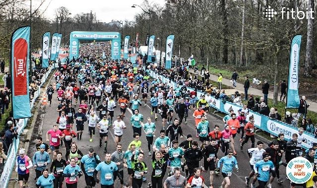 Med over 37 000 fullførende ble det satt ny deltagerrekord i årets Paris halvmaraton (Foto: Fitbit Semi de Paris)
