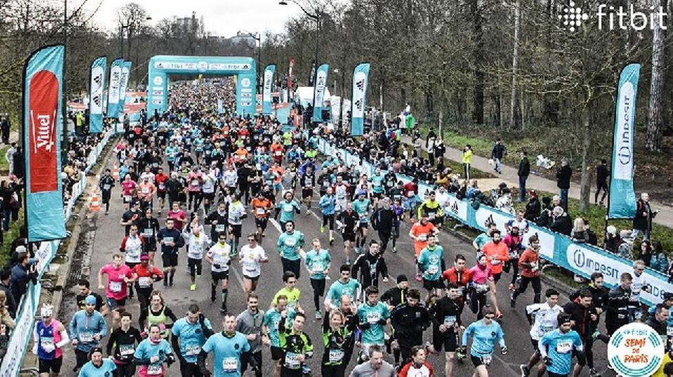 Med over 37 000 fullførende ble det satt ny deltagerrekord i årets Paris halvmaraton (Foto: Fitbit Semi de Paris)